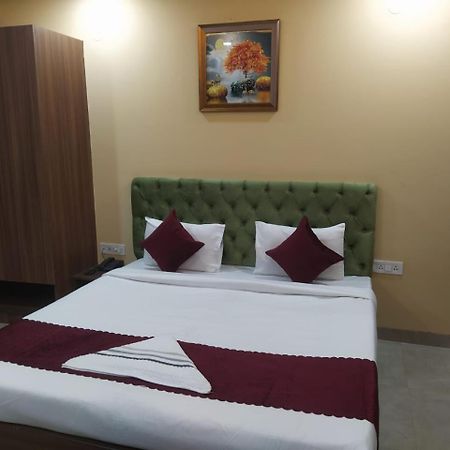 Limewood Stay - Near Golf Course Road غورغاون المظهر الخارجي الصورة