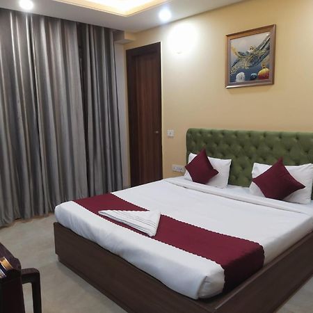 Limewood Stay - Near Golf Course Road غورغاون المظهر الخارجي الصورة