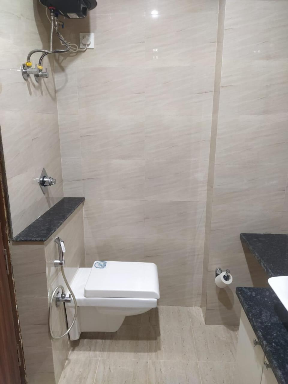 Limewood Stay - Near Golf Course Road غورغاون المظهر الخارجي الصورة
