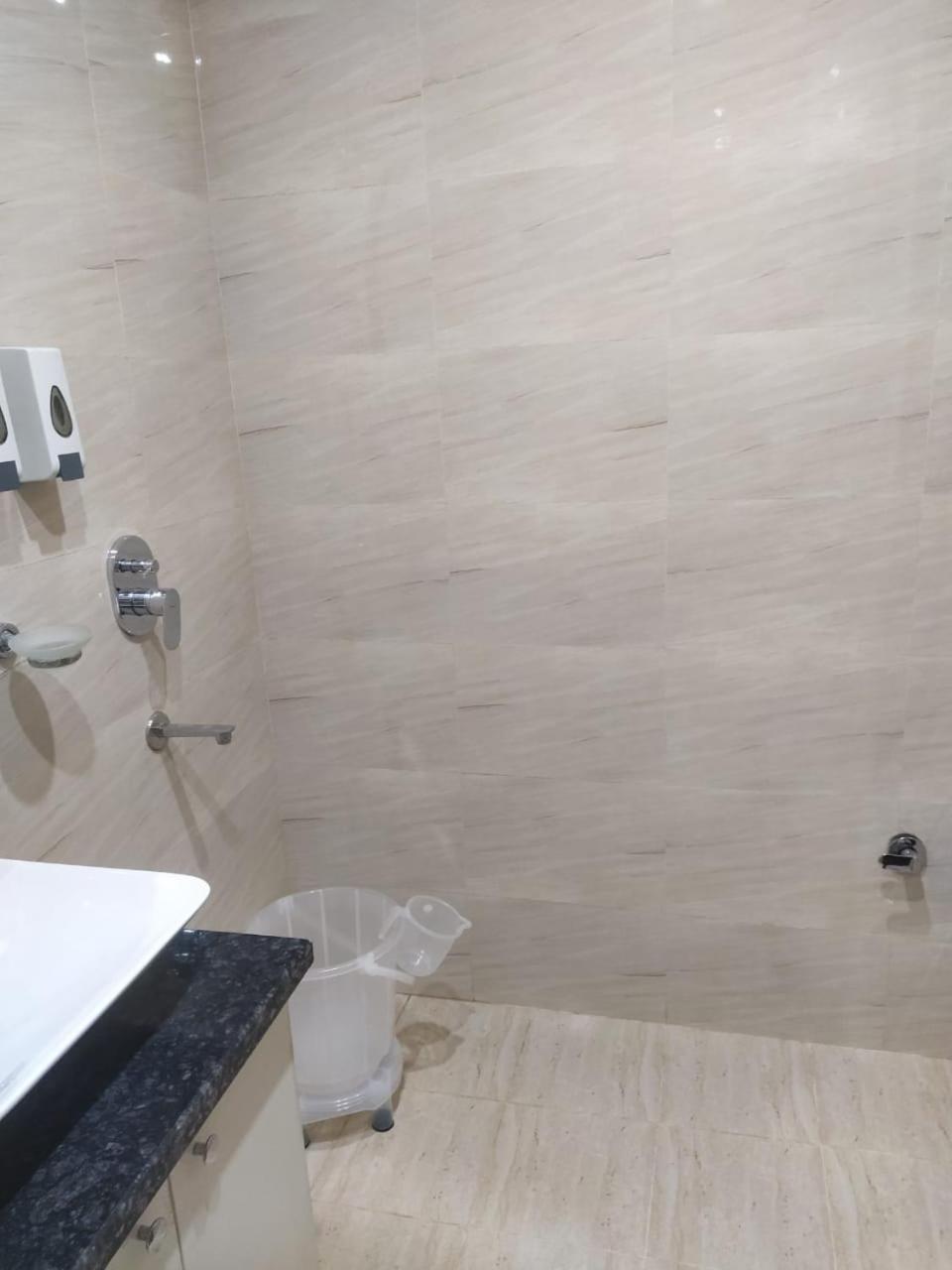 Limewood Stay - Near Golf Course Road غورغاون المظهر الخارجي الصورة
