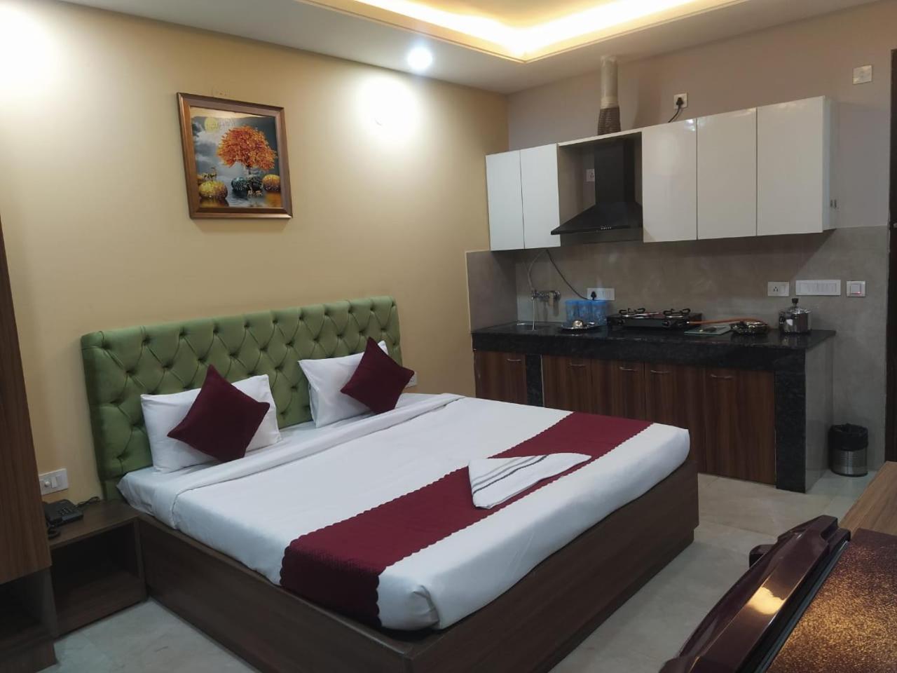 Limewood Stay - Near Golf Course Road غورغاون المظهر الخارجي الصورة