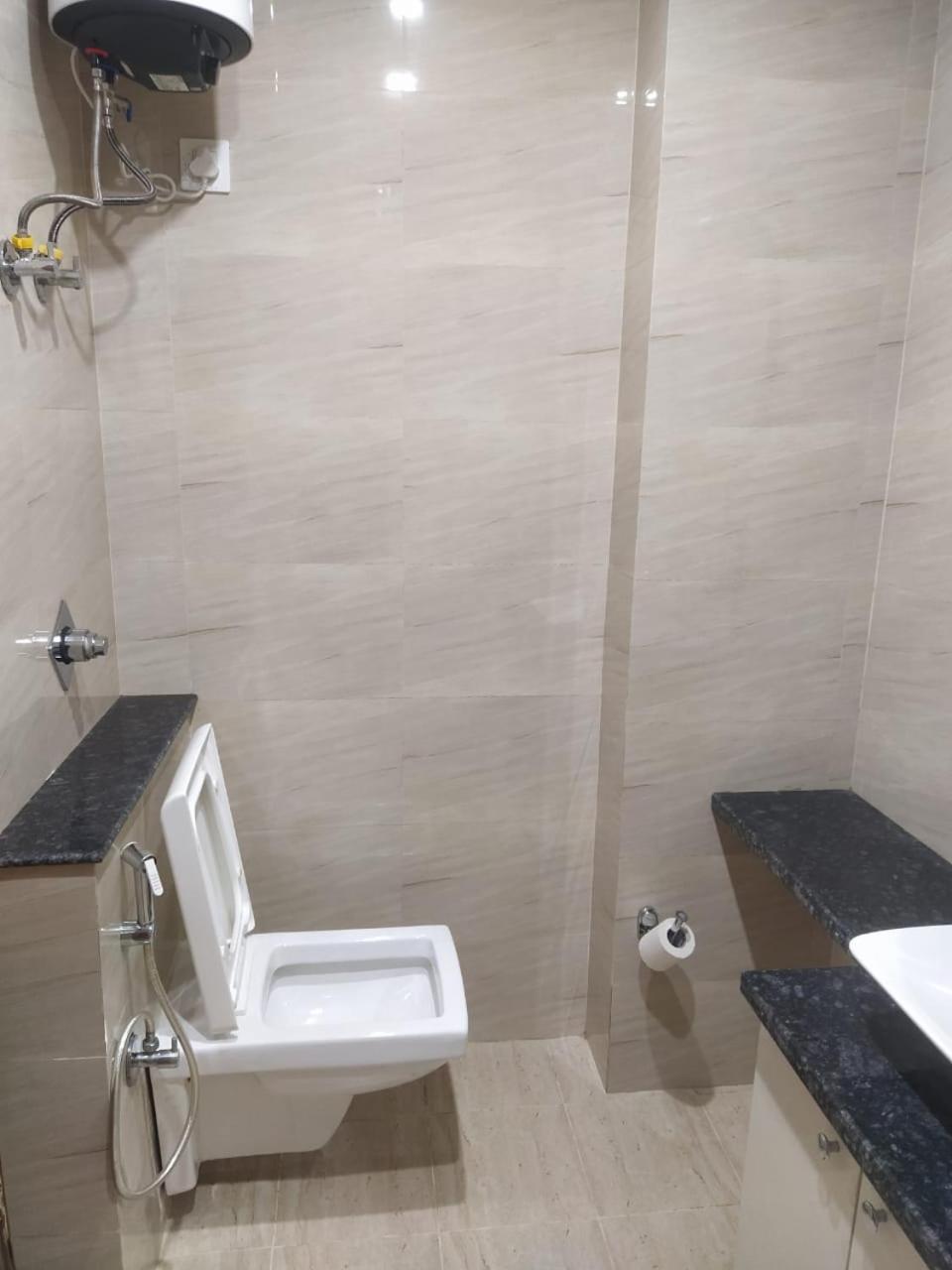 Limewood Stay - Near Golf Course Road غورغاون المظهر الخارجي الصورة